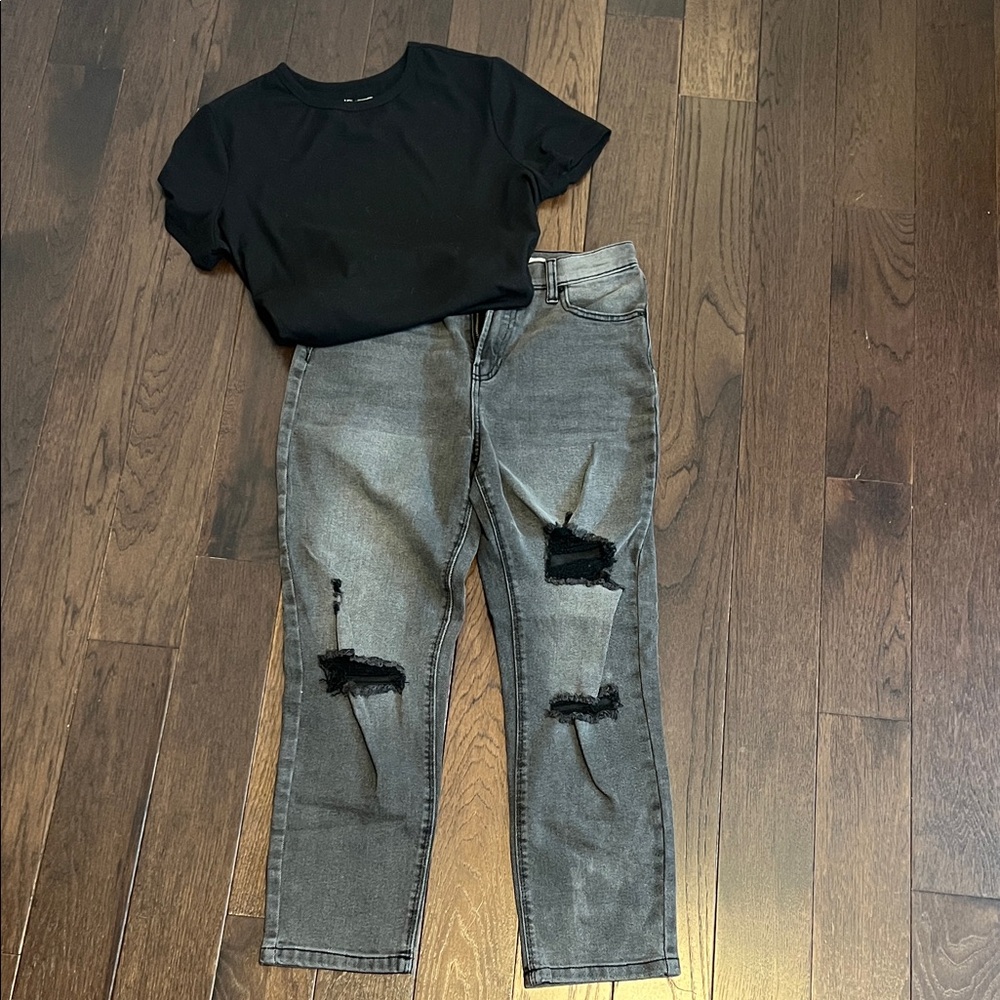 **Outfit** Re Generation by Celebrity Pink Distressed Crop Jeans with Black Top